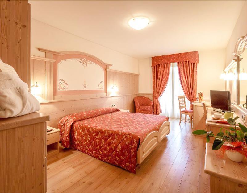 Beverly Alps Hotel & Spa Pinzolo Exterior foto